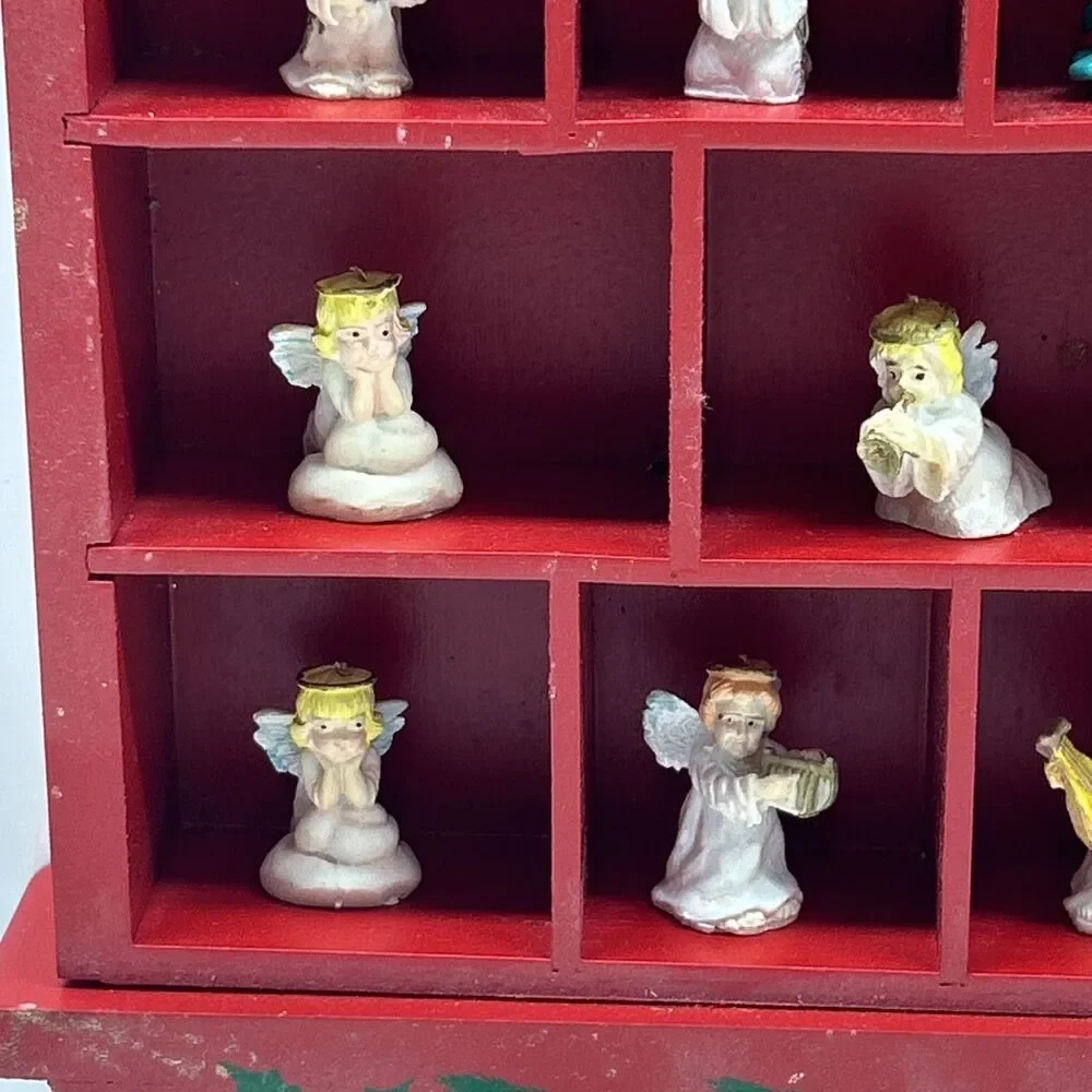 Vintage Enesco Santa Shadowbox Wall‎ Hanger With 20 Tiny Figurines